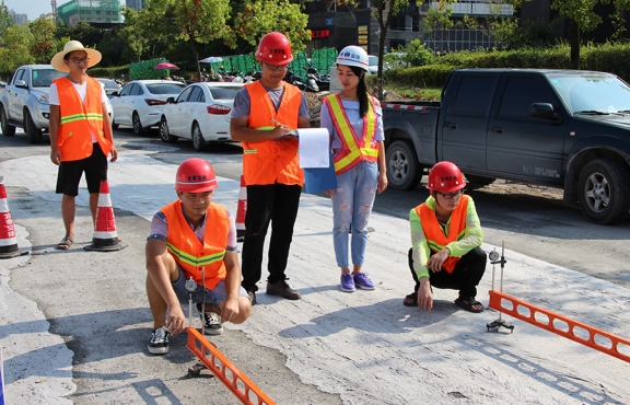 2018年8月，G220試驗(yàn)路段交工驗(yàn)收，測量彎沉評估路面的整體強(qiáng)度