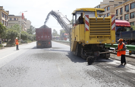 瀝青路面銑刨，廢舊料將回收再利用