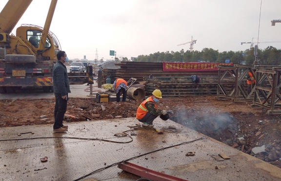 嚴(yán)抓復(fù)工后的疫情防控工作。圖為2020年2月24日樟樹(shù)葛玄路臺(tái)埠中橋便道鋼便橋施工現(xiàn)場(chǎng)